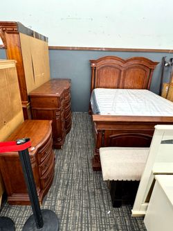Nice queen bed set
