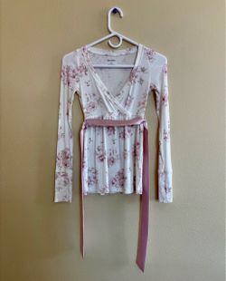 Hollister Women’s Pink and White Floral Wrap Top — XXS