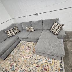 Like New!
Ashley Furniture Gray Sectional.
Delivery Available!