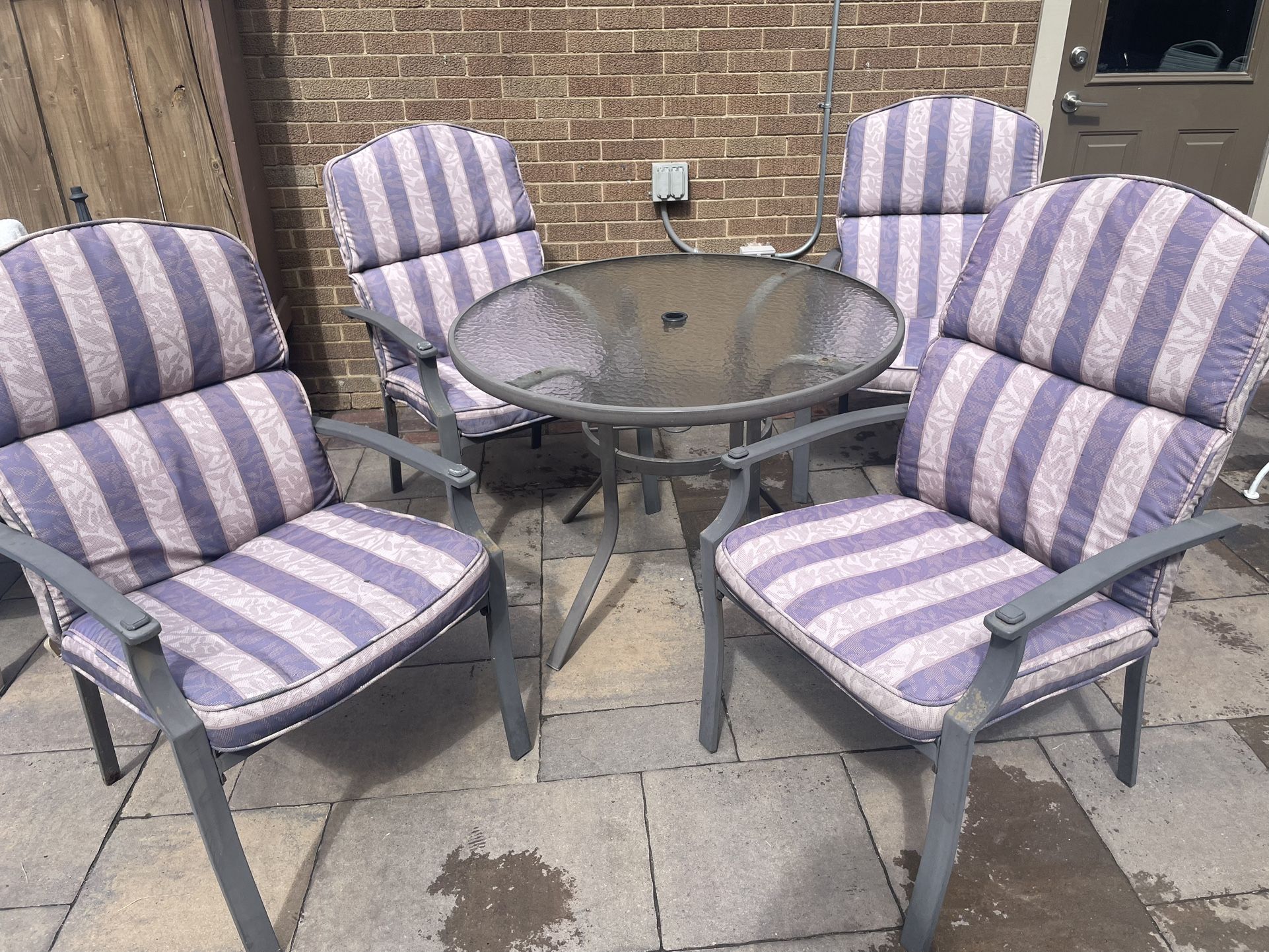 Porch Deck table & 4 chairs w/cushions Juego de mesa de patio