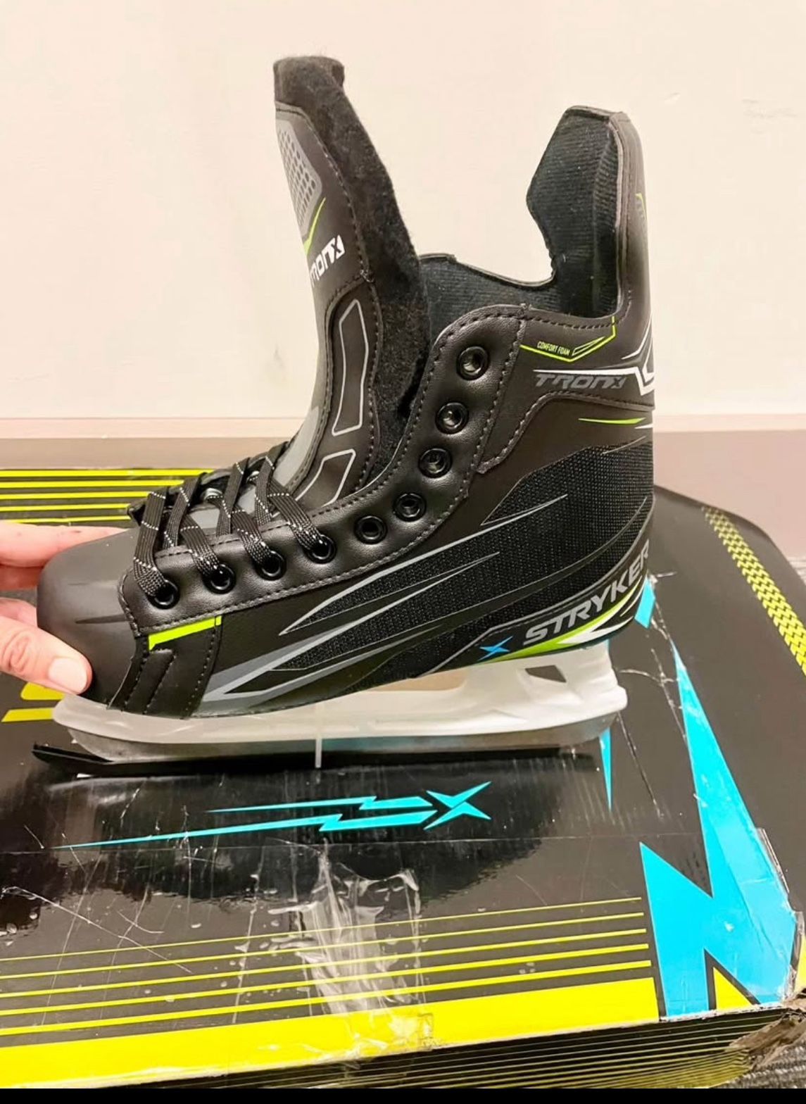 Boy’s ice skates size 5