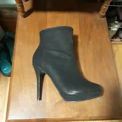 Black skinny heel bootie