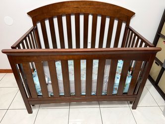 Free crib and dresser.   Gratis