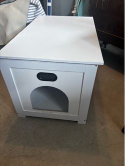 Extra large litter box . Opens from the top for easy cleaning.