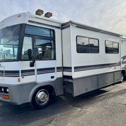 1999 Winnebago adventurer 37ft with large slide out V10 only 46k miles