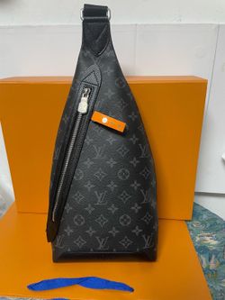 LV men’s sling