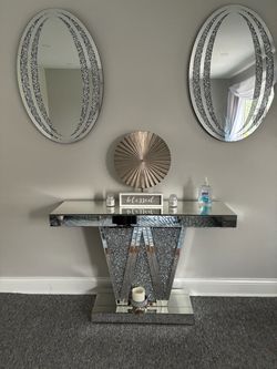 Glass hutch with mirrors