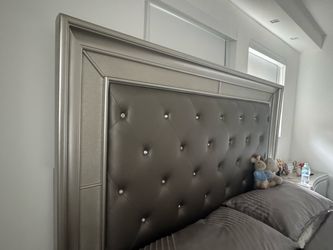 King bedroom set with two nightstands