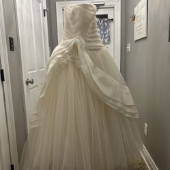 Dreamy Vera Wang Wedding Gown
