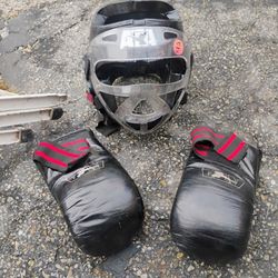 Sparring Set Gloves And Headpiece 