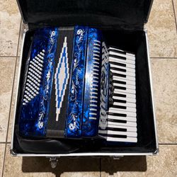 Rossetti 3460 34-Key 60-Button 5-Switch Accordion, Blue (USED)