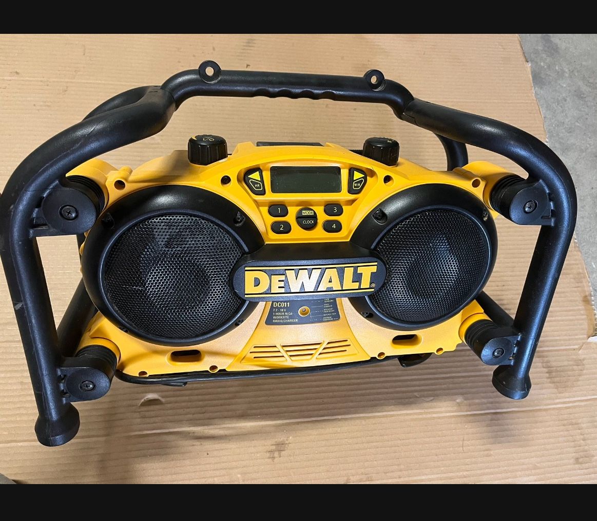 Dewalt 18V DC011 AM/FM Heavy Duty Jobsite Radio