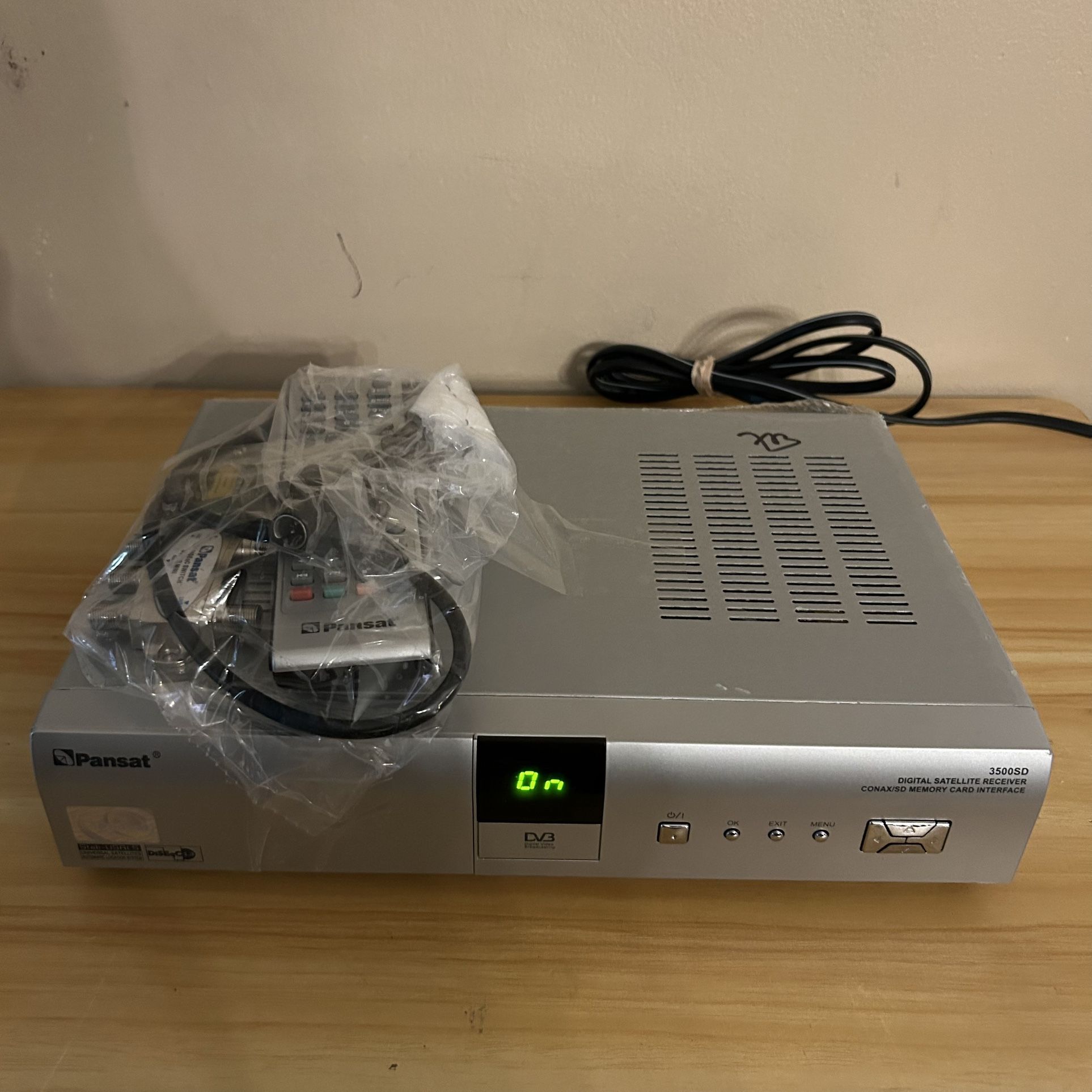 PANSAT 3500SD Digital Video Broadcast Satellite Receiver & Remote