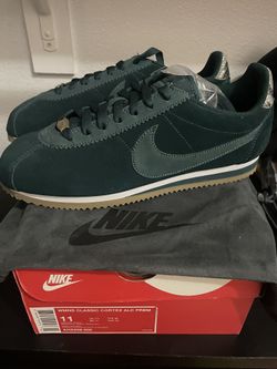 SUPER RARE Nike Cortez : Women 11 / M 9.5
