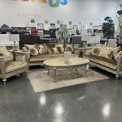 3 Piece living room Set / Includes: Sofa , loveseat and chair 