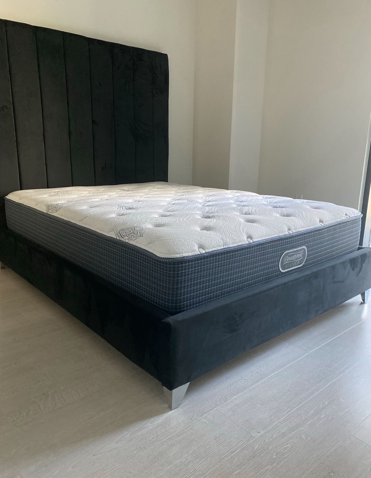 *SET* mattress & tufted black queen bed with mattress!! set of both for $500 both like new!