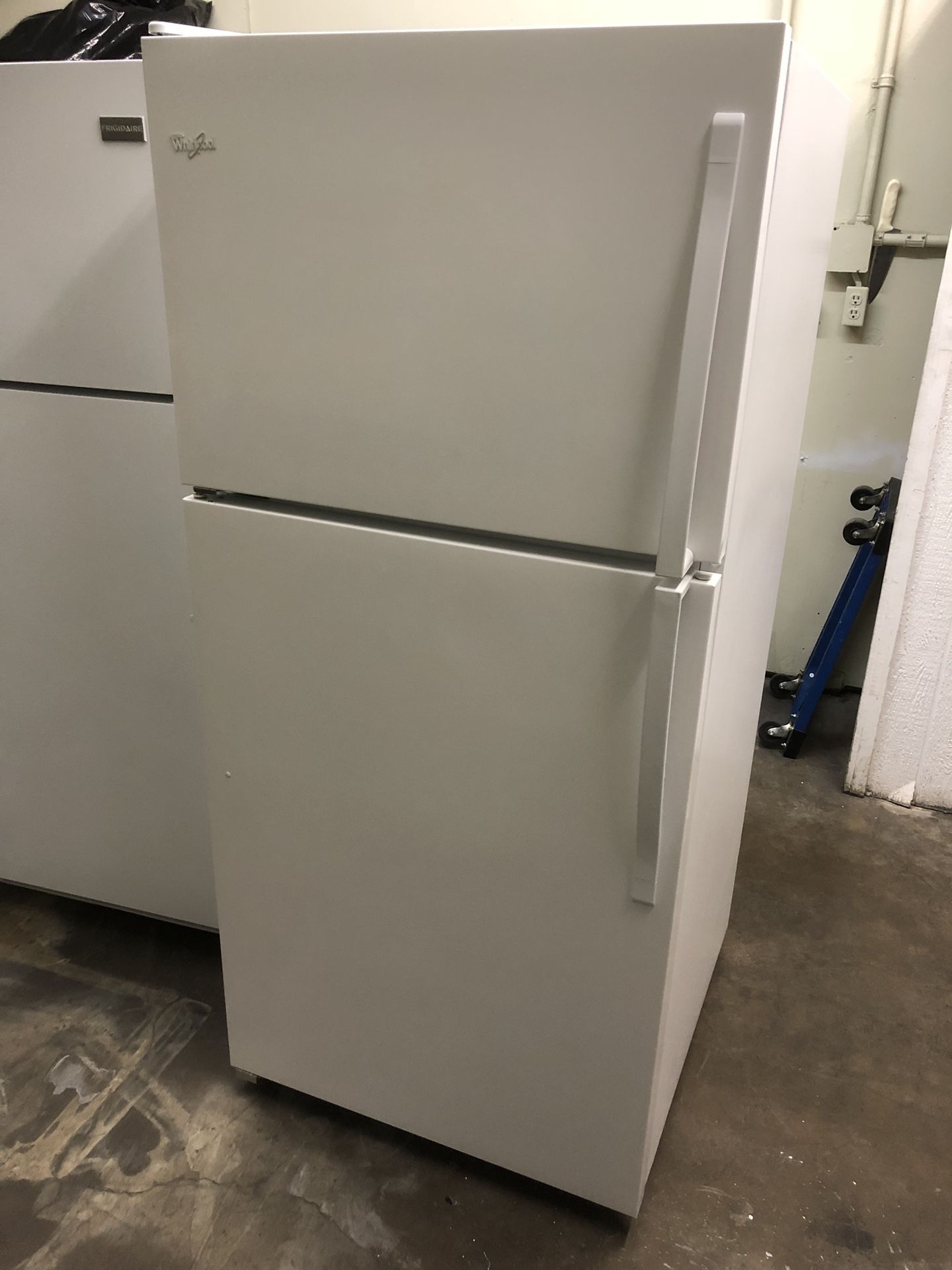 Whirlpool 18 Cu Ft White Apartment Size Refrigerator