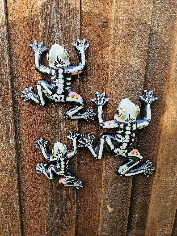 Wall Decoration Ceramic Frog Set. Halloween, Clay Pots, Talavera, Pottery. $65 por el set.
