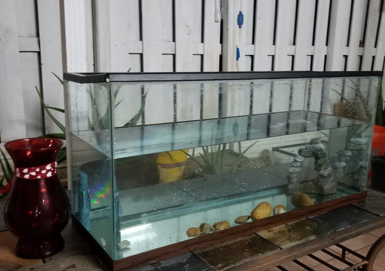 AQUARIUM OR TERRARIUM W/STAND 35 GALLONS ( Pecera con mesa)