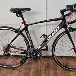 Giant Defy Carbon Fiber Shimano 105 Medium 5'7"-5'11"  Road Bike....