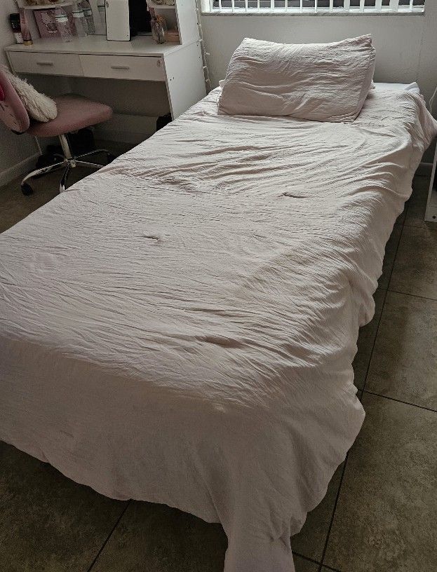 Twin XL bed with mattress