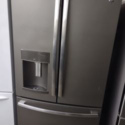 GE REFRIGERATOR NICE AND CLEAN