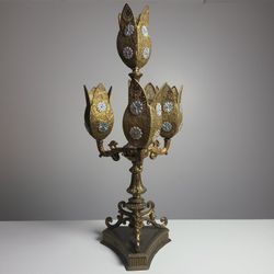 


This is a vintage Loevsky & Loevsky (L&L WMC) Hollywood Regency style gilt bronze and brass candelabra table lamp featuring filigree flower petals