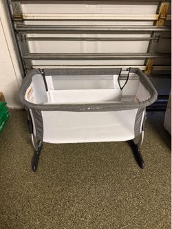 Baby bedside bassinet
