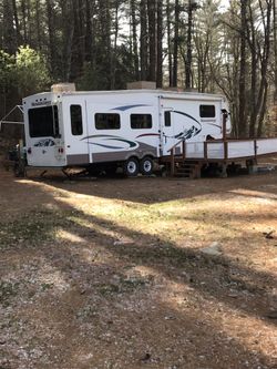2005 5th wheel 35ft Montana mountaineer camper shed n deck
