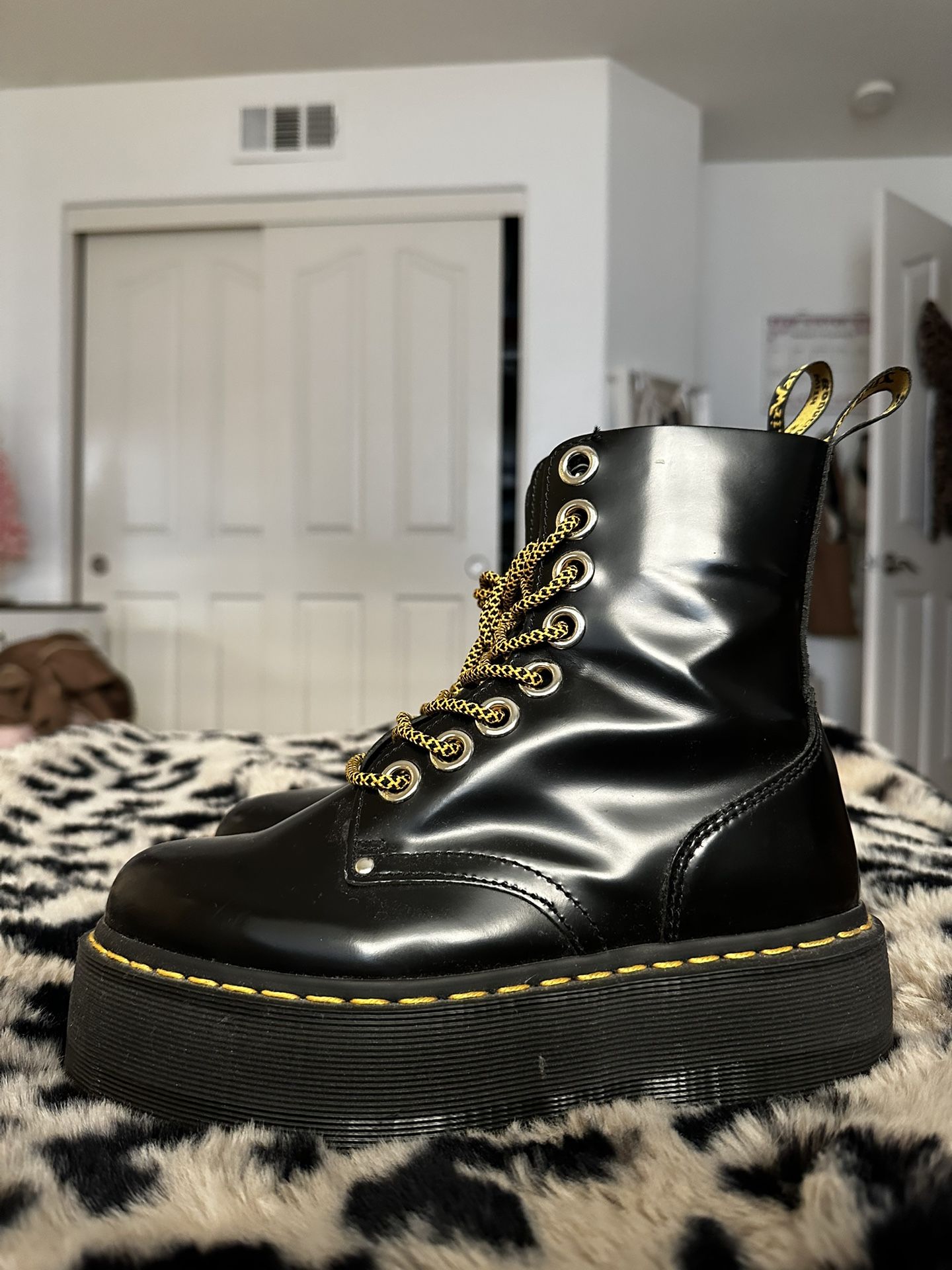 Dr. Martens Jadon Max, Size 7