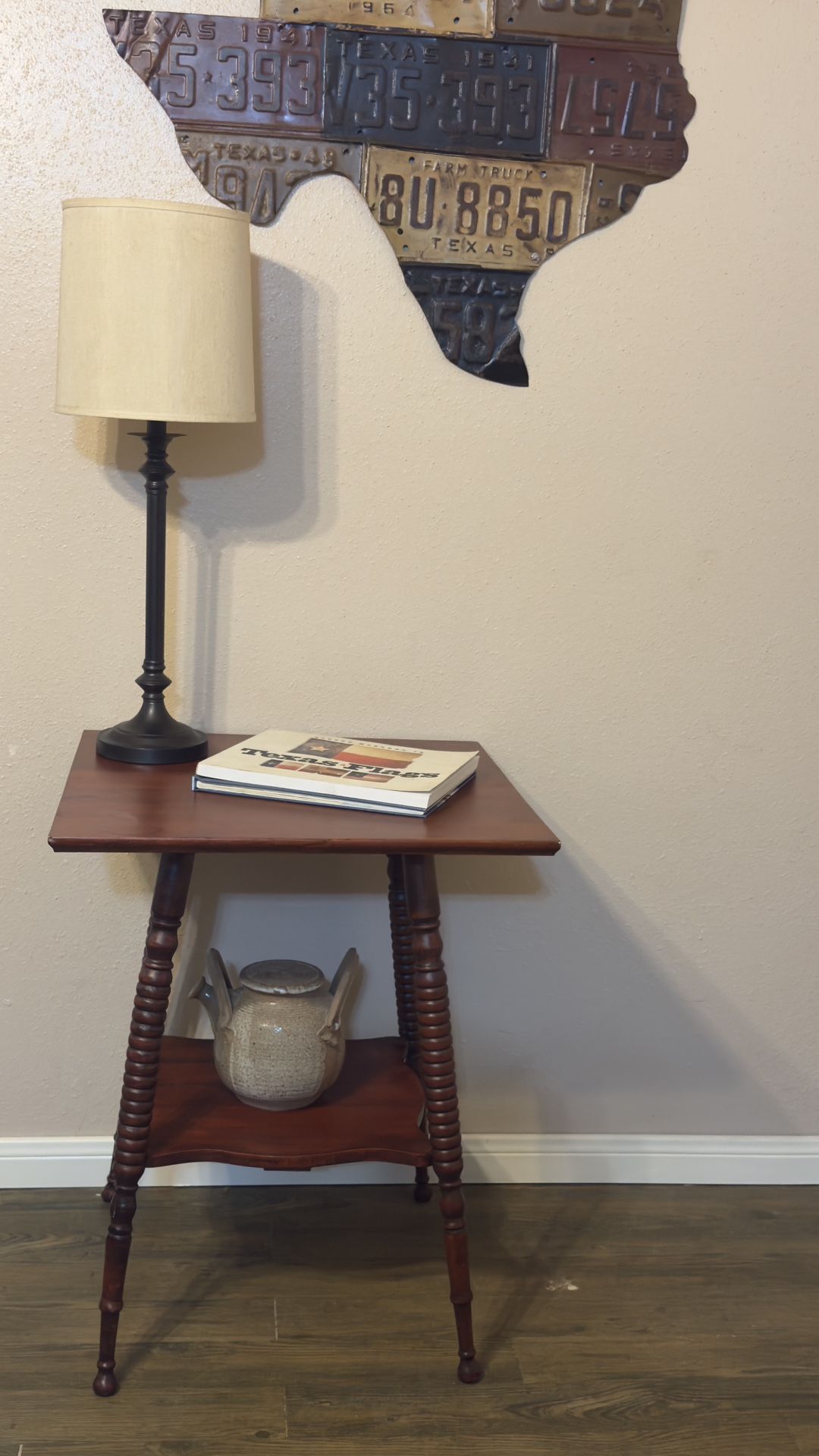 Accent Side Table With Bobbin Legs