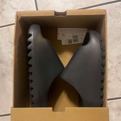 Onyx Yeezy Slides Size 7 ( Negotiable )