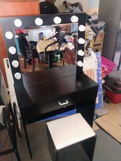 VANITY W/LIGHTS