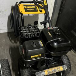 One Dewalt 4400 PSI 4.0 GPM Cold Water Gas Pressure Washer