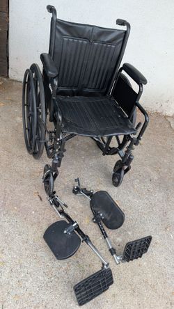 Drive wheelchair in very good condition folding wheel chair safe transport seat by drive with leg rests
