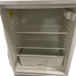 5.5 cu. ft. Compact Refrigerator with Adjustable Wire Shelves, Door Storage, Fruit/Vegetable Crisper, Interior Light and Door Lock: White