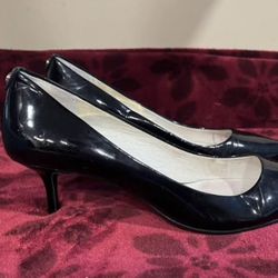 This is a Michael Kors kitten-heel pump black patent leather. 