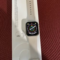 Apple Watch SE Aluminum And Starlight Band