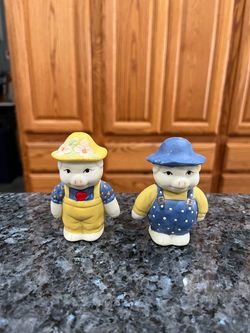 Vintage Pigs Wearing Overalls Pair of Salt and Pepper Shakers.  Size approximately 3 inches tall.  Preowned some minor paint wear due to age.  On the 