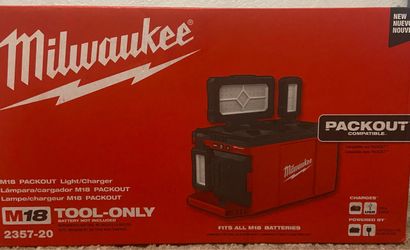 Milwaukee M18 PACKOUT Light/Charger 2357-20