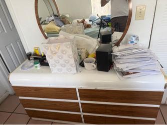 Cama y cómoda con espejo