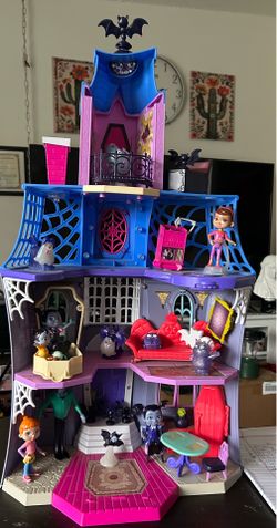 Vampirina Castle and family, friends and pets