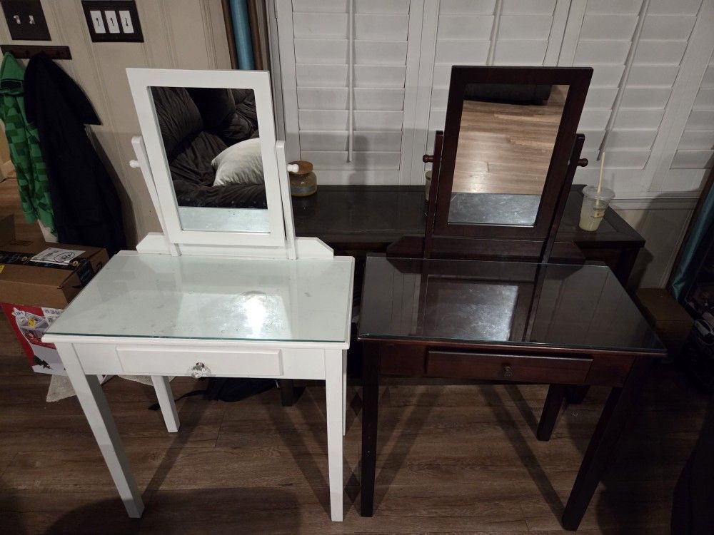 Vanity Desk With Mirror