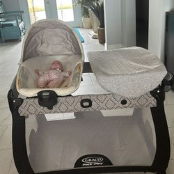 Graco Pack ‘N Play Quick Connect Portable Bassinet Play around