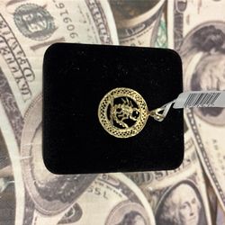 37713-12 10KYG CIRCLE PENDENT WITH SCORPION