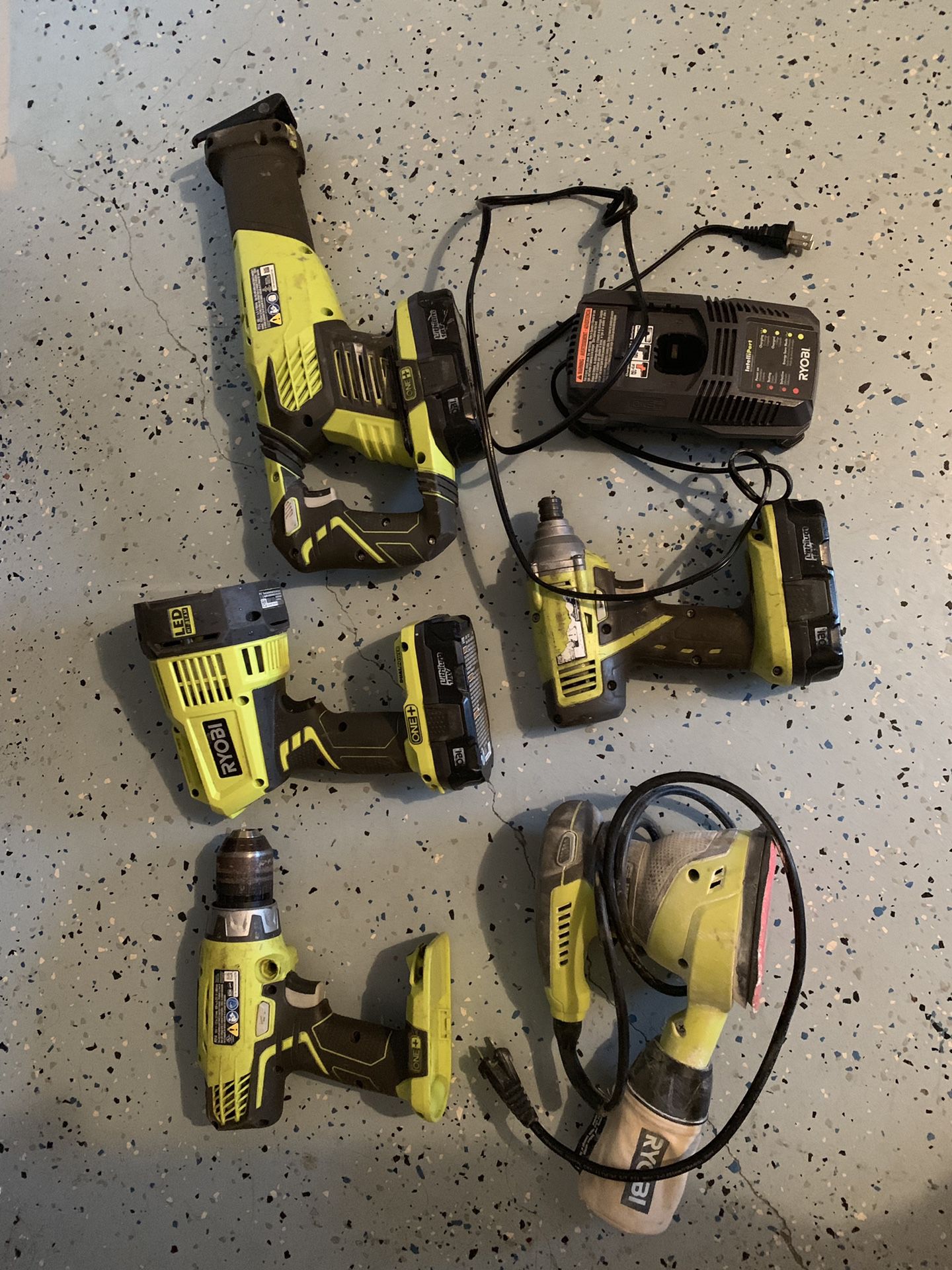 Set off rioby tools ( drill driver, impact driver, flash light, finish sander with power cord ,reciprocating saw, 3 batteries and charger..)