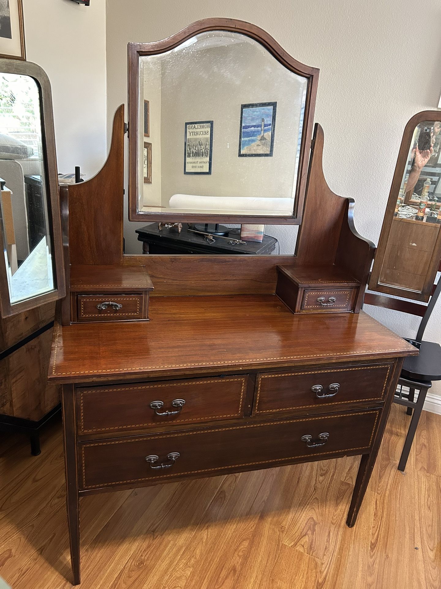 An Edwardian inlaid mahogany three-mirror dressing table with dovetail drawers
