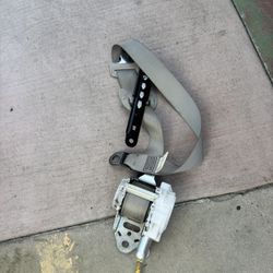 LEFT DRIVER SIDE SEAT BELT 2015 TOYOTA PRIUS 1.8 OEM.