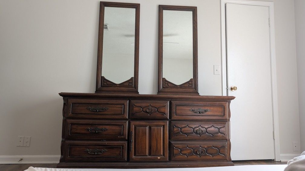 Dresser With Two Mirrors