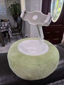 Tablet pillow stand